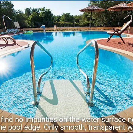 Seaside With Heated Pool And Motorboat