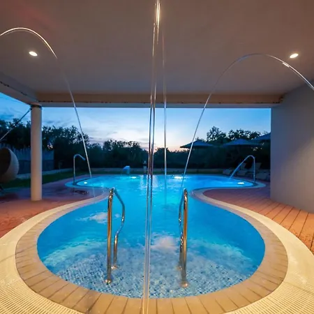 Seaside With Heated Pool And Motorboat *