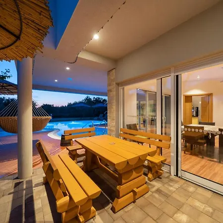 Seaside With Heated Pool And Motorboat Villa Sukošan