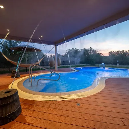 Seaside With Heated Pool And Motorboat