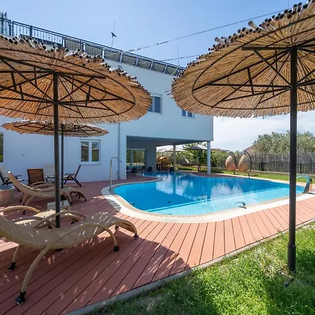 Seaside With Heated Pool And Motorboat *