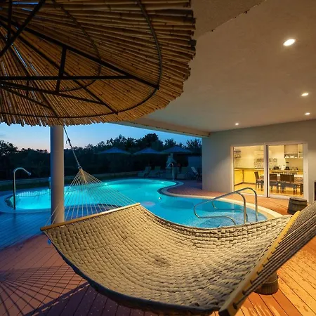 Villa Seaside With Heated Pool And Motorboat Sukošan