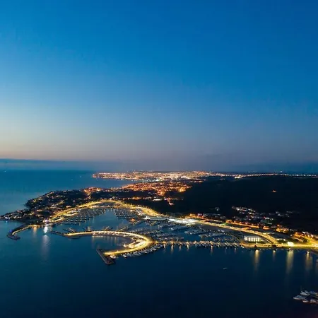 Villa Seaside With Heated Pool And Motorboat Sukošan