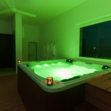 Seaside With Heated Pool And Motorboat * Sukošan