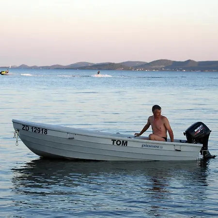 Seaside With Heated Pool And Motorboat