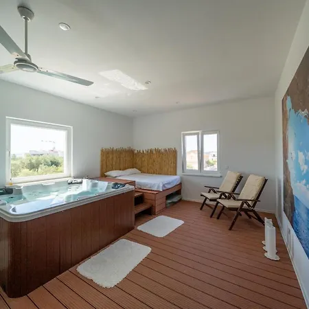 Seaside With Heated Pool And Motorboat Villa Sukošan