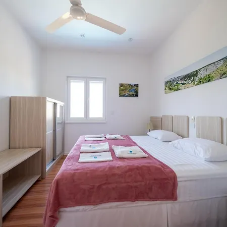 Seaside With Heated Pool And Motorboat Villa Sukosan